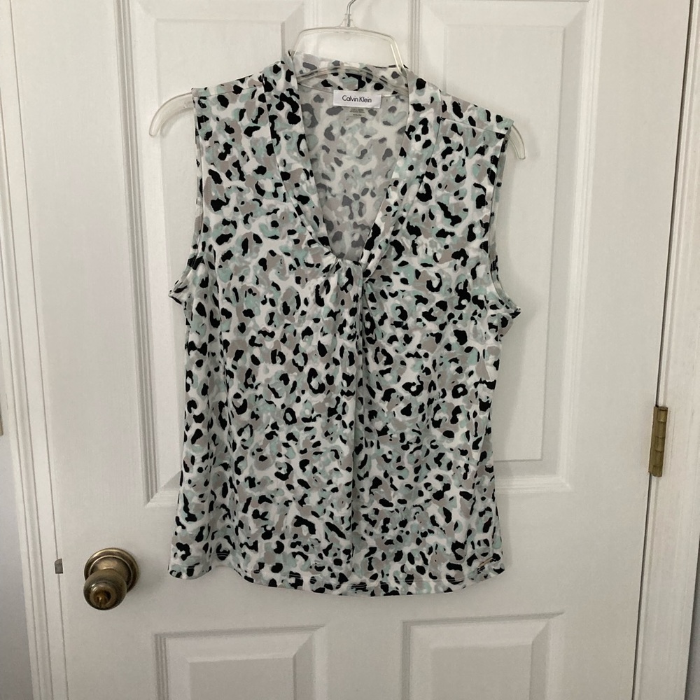 Calvin Klein sleeveless size M